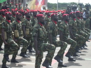 Un groupe de militaires des bérets rouges des FAT
