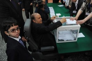 Le présodent sortant Bouteflika en train de voter
