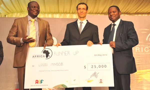 Minsob Logou, 1er à partir de la gauche recevant son chèque de 25.000 dollars US pour  être lauréat du Prix de l'Innovation en Afrique 2014