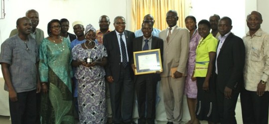 Les lauréats, posant fièrement avec les officiels gouvernementaux et onusiens