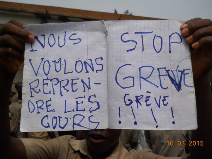 Pancartes portées par des élèves  ce 16 mars 2015 à Badou, préfecture de Wawa