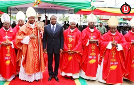 Le Président Gnassingbé, au pouvoir depuis 2005, au milieu des Evêques