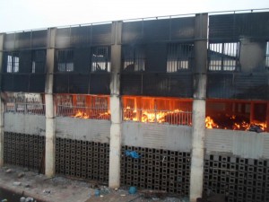 Le principal bâtiment du grand marché d'Adawlato en flamme
