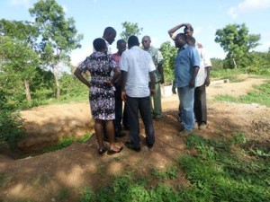 La délégation de partenaires de Plan Togo, sur le site du projet