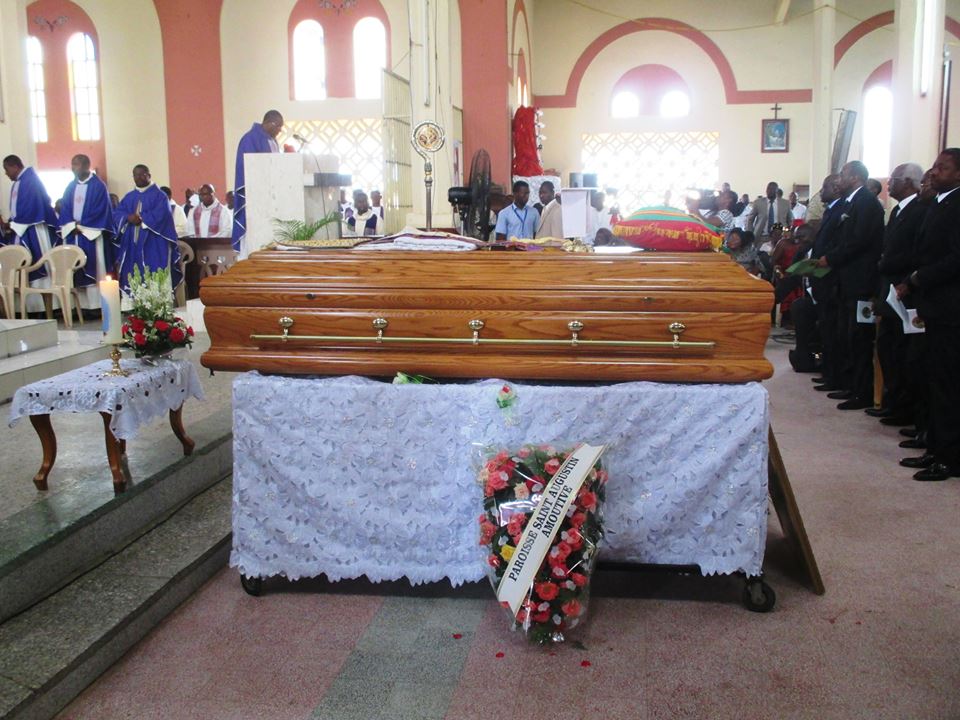 Cercueil contenqnt le corps du d2funt