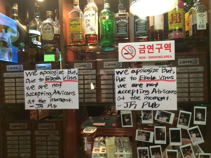 “Nous nous excusons, mais à cause du virus Ebola, nous n'acceptons pas d'africains ces jours-ci.”poster affiché à lentrée de JR Pub à Séoul 