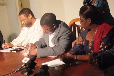 Tchanilé Tchakala signant son contrant au milieu de la Ministre des Sports et du président de la FTF